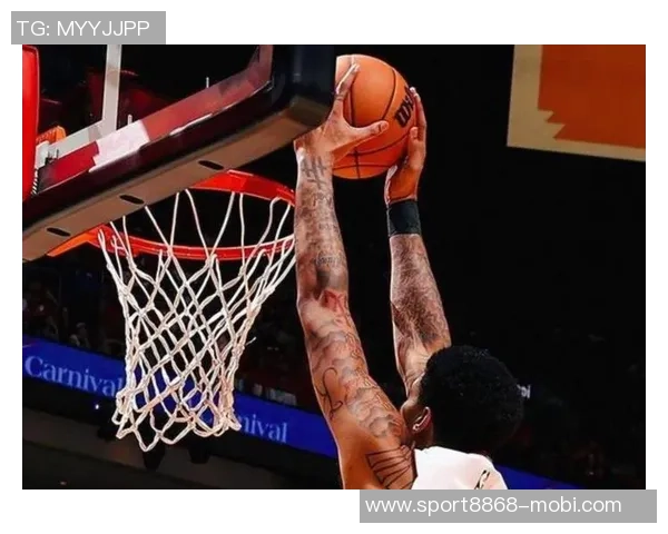 鲍威尔半场表现出色9投4中砍下15分助力球队取得领先优势