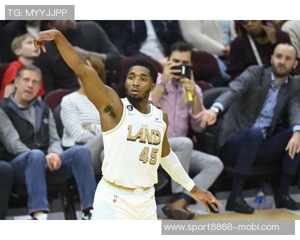 米切尔单节爆发斩获16分全场贡献24分5板5助4断展现全能表现 米切尔单节爆发斩获16分全场贡献24分5板5助4断展现全能表现